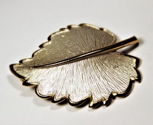 Fine Gold Tone Leaf Form Vintage Brooch Having Thin Enamel In Silver