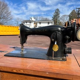 A 1948 Singer Sewing Machine - AH530159 - In Table