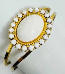 VINTAGE GOLD TONE WHITE MILK GLASS CLAMPER BRACELET