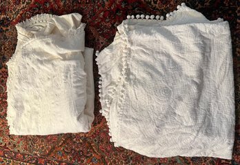 2 White Blankets