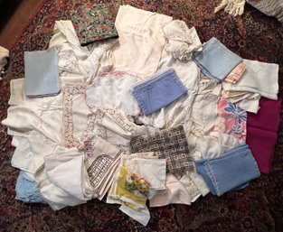 Lot 1 Of Miscellaneous Tablecloths, Placemats, Napkins And More!