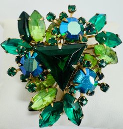 VINTAGE GORGEOUS GOLD TONE GREEN SHADES OF RHINESTONE LARGE DIAMOND FORM CENTER BROOCH