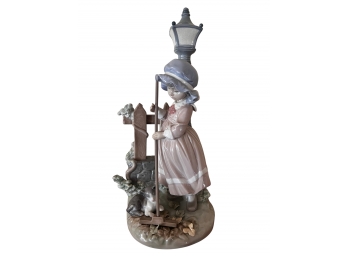 Lladro Girl Sweeping By The Lamp Post-fall Cleanup-glossy -retired-5286