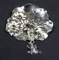 Contemporary Silver Tone Water Lily And Frogs Brooch