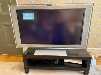 Sony Bravia 40' LCD TV Model KDL-40XBR2 & TV Stand