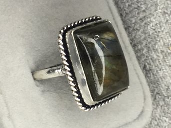 Very Pretty 925 / Sterling Silver Cocktail Ring With Highly Polished Labradorite Cabochon - Wonderful !