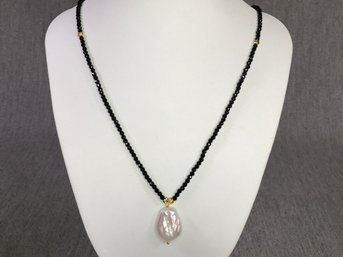 Fabulous Brand New Necklace With Black Onyx Beads And Natural Flat Pearl - Very Pretty Necklace - 22' - NICE !