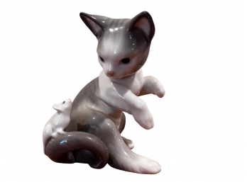 Lladro Kitty With Mouse -5236- Glossy