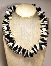 1960s Black And White Plastic Beaded Choker Necklace 18'