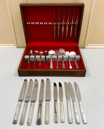 A Vintage Community Plate Silver Plated Flatware Service In Cloth Lined Box