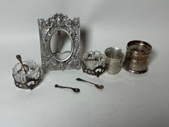 A SMALL GROUP OF STERLING SILVER ITEMS