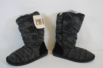 New Pair Of Mukluks Slipper Boots - Size 9