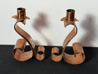 A PAIR OF ARTS AND CRAFTS COPPER CANDLESTICKS BY VERMONT HAND HAMMERED COPPER