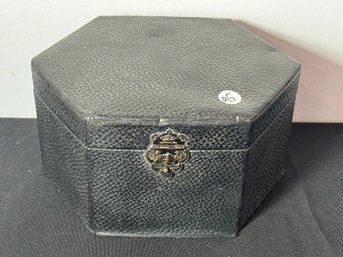 VICTORIAN LEATHER COLLAR BOX W/ VICTORIAN COLLARS