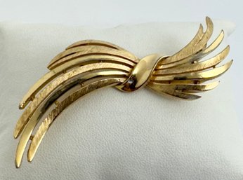 SIGNED CROWN TRIFARI BRUSHED GOLD TONE GATHERED FLOWING RIBBON BROOCH