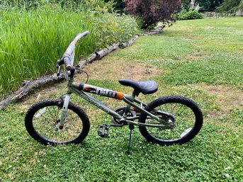Magna RipClaw 20' BMX Bike In Black/orange