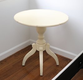Kincaid Furniture Company Eggshell Scallop Top Round Pedestal Scrolled Tripod Side Table