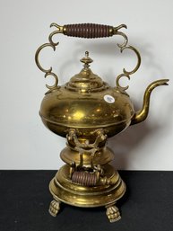 AN ANTIQUE BRASS KETTLE ON STAND