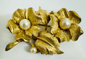 SIGNED CHAREL GOLD TONE FAUX PEARL FLOWER BROOCH