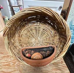 Beautiful Vintage Wicker And Terra Cotta Planter Wall Hanger.       EH-CVBC