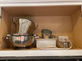 KITCHENWARE LOT INCLUDES CUISINART STAINLESS STEEL COLANDERS, NON-STICK PANS, SMALL APPLIANCES ETC.