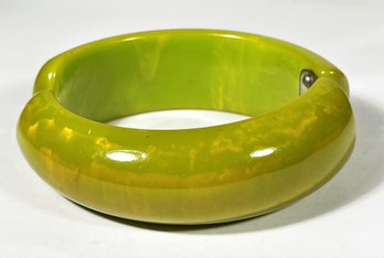 Vintage Bakelite Plastic Marbleized Green Clamper Hinged Cuff Bracelet