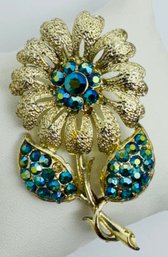 VINTAGE GOLD TONE BLUE AURORA RHINESTONE FLOWER BROOCH