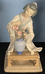 Lladro Bisque Porcelain Figurine 'Japanese Girl Decorating' No.4840