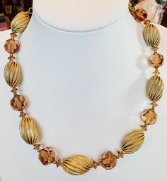 VINTAGE SIGNED LISNER GOLD TONE SWIRL AND PEACH CHAMPANGE FACTED BEAD NECKLACE