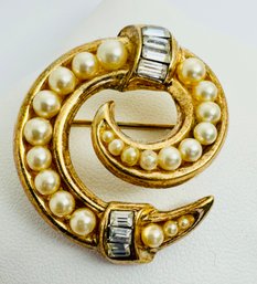 SIGNED CROWN TRIFARI GOLD TONE FAUX PEARL SWIRL BROOCH