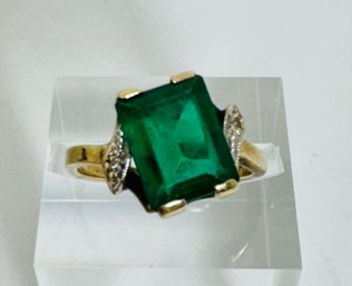 VINTAGE 10K GOLD GREEN STONE WITH DIAMOND ACCENTS RING