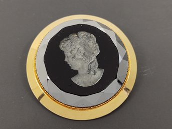 VINTAGE GOLD TONE BLACK GLASS INTAGLIO CAMEO BROOCH