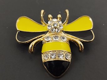 VINTAGE GOLD TONE ENAMELED & RHINESTONE BUMBLE BEE BROOCH