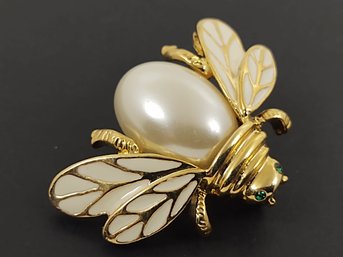 VINTAGE GOLD TONE ENAMELD FAUX PEARL BUMBLE BEE BROOCH