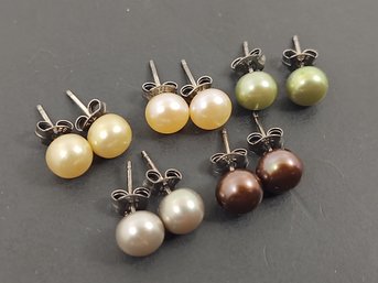 GROUP OF 5 PAIRS VINTAGE STERLING SILVER COLORED PEARL STUD EARRINGS