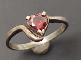 VINTAGE STERLING SILVER GARNET HEART RING