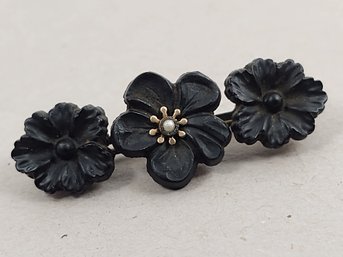ANTIQUE VICTORIAN GOLD FILLED & CARVED JET SEED PEARL FLOWERS MOURNING BROOCH