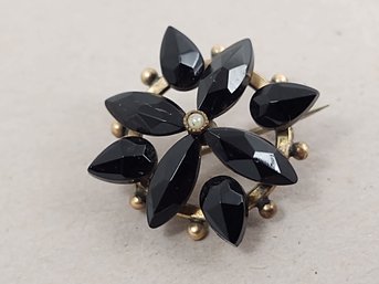 ANTIQUE VICTORIAN GOLD FILLED FACETED JET & SEED PEARL FLOWER MOURNING BROOCH / PIN
