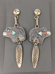 ZUNI NATIVE AMERICAN STERLING SILVER CARVED ONYX MULTI STONE INLAY BEAR FETISH SUNFACE FEATHER EARRINGS