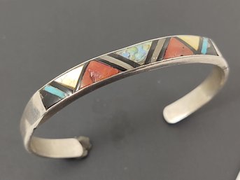 NATIVE AMERICAN SIGNED KXA EARLY HAND TOOLED STERLING SILVER MULTI STONE INLAY CUFF BRACELET