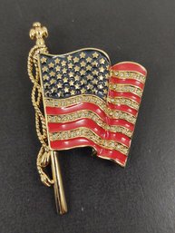 BEAUTIFUL DESIGNER SIGNED MONET GOLD TONE ENAMEL & RHINESTONE 9/11 FLAG BROOCH