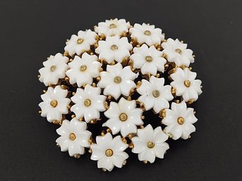 VINTAGE DESIGNER SIGNED MARVELLA GOLD TONE W/ LUCITE WHITE FLOWERS BROOCH