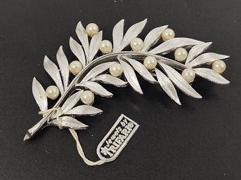 VINTAGE DESIGNER SIGNED TRIFARI SILVER TONE OLIVE BRANCH PEARL BROOCH