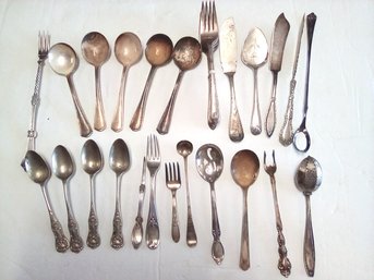 31 Piece Vintage Silverware Lot With Mixed Pattterns And Styles    E3