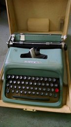 Vintage Underwood Olivetti Typewriter With Carrying Case