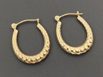 SMALL VINTAGE 14K GOLD RIBBED HOOPED EARRINGS