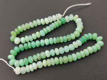 STRAND OF LOOSE ROUND DONUT SHAPED GREEN HARDSTONE BEADS