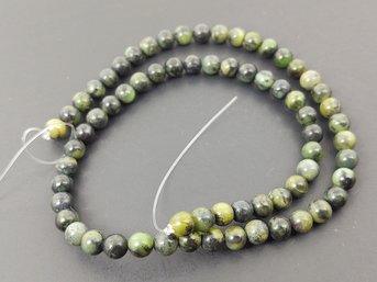 STRAND OF LOOSE ROUND GREEN HARDSTONE BEADS