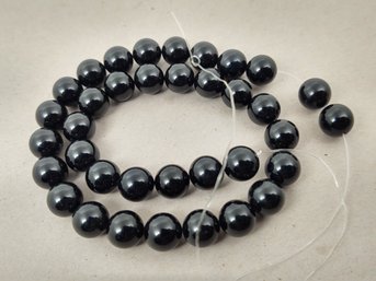 STRAND OF LOOSE ROUND ONYX BEADS