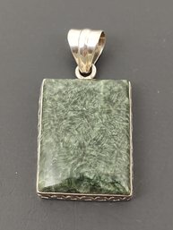 VINTAGE STERLING SILVER GREEN HARDSTONE PENDANT